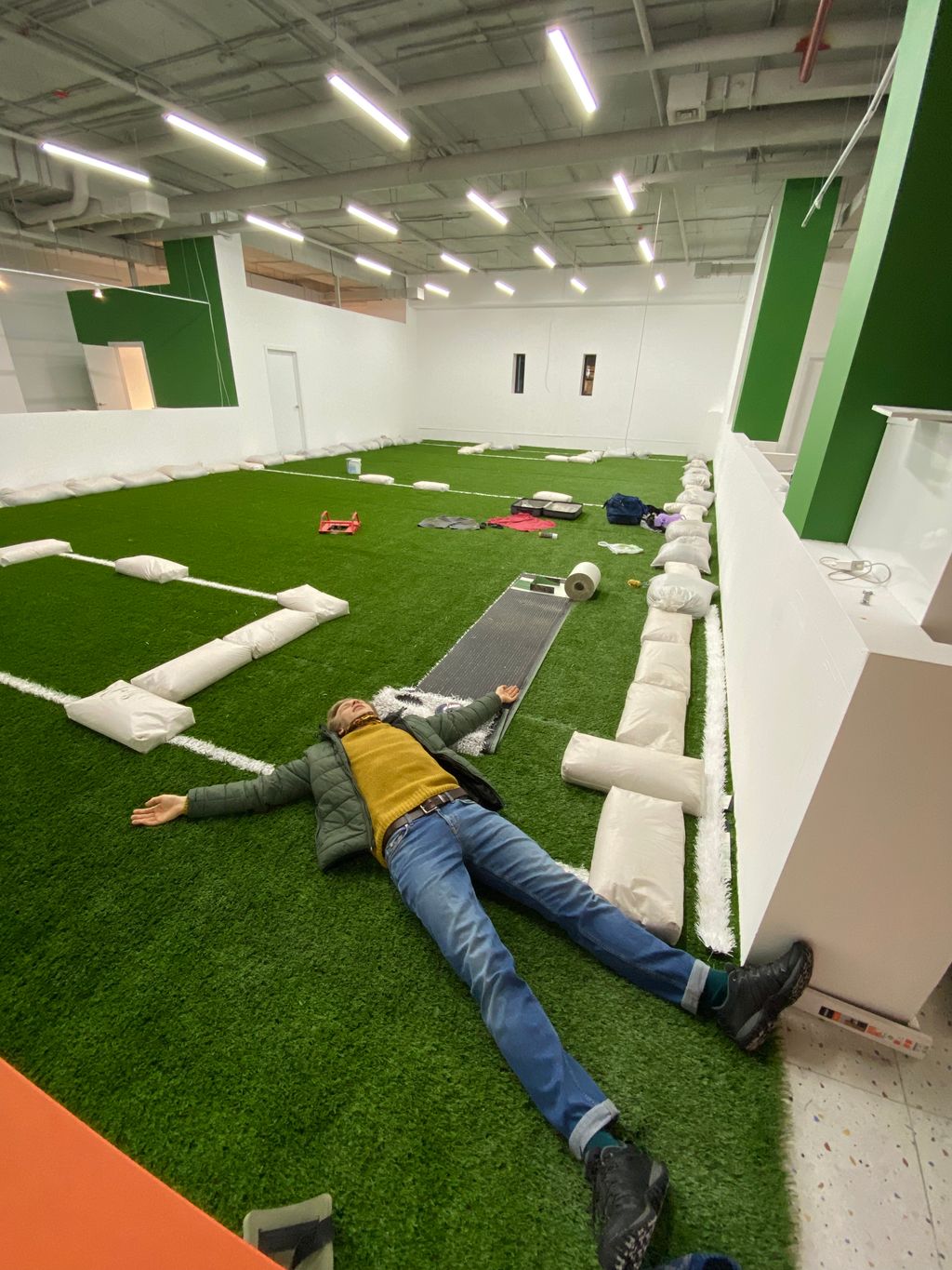 Небольшое поле на 10 человек, мягкие маты и открытое пространство, чтобы за тренировками могли смотреть все желающие