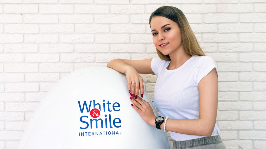 White smile. Логотип студии smile. White smile 32. ТМ улыбка. White and smile в кресле девушка.