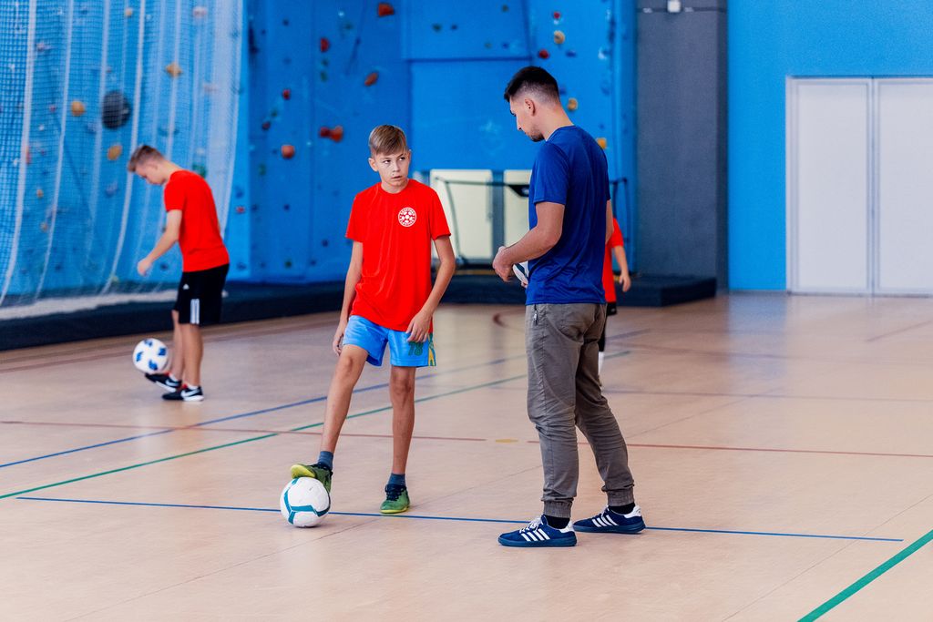 Тренер обучает детей