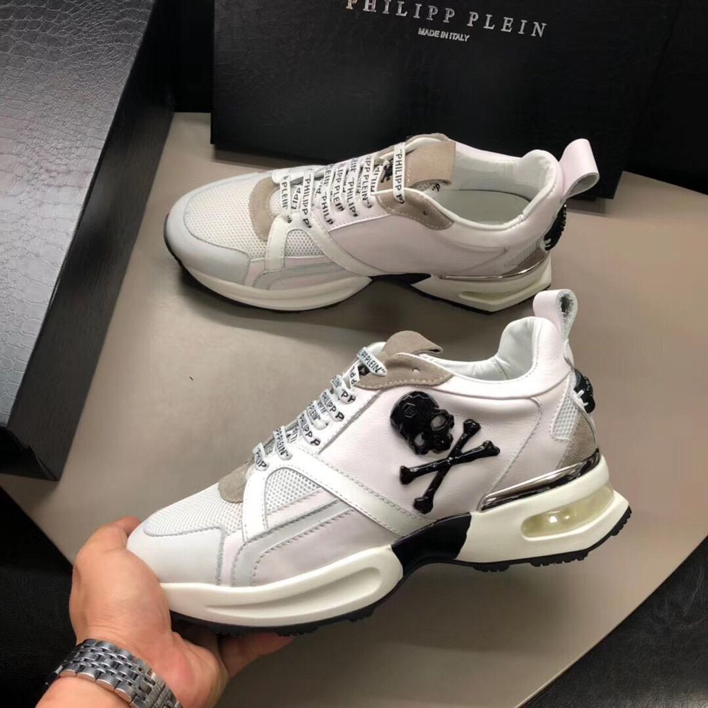 Пример кроссовок в ассортименте