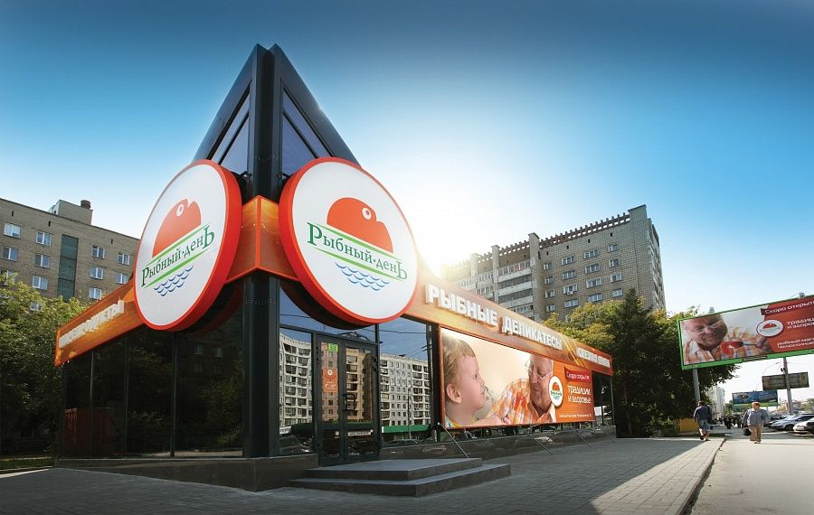 У магазинов заметные и яркие вывески