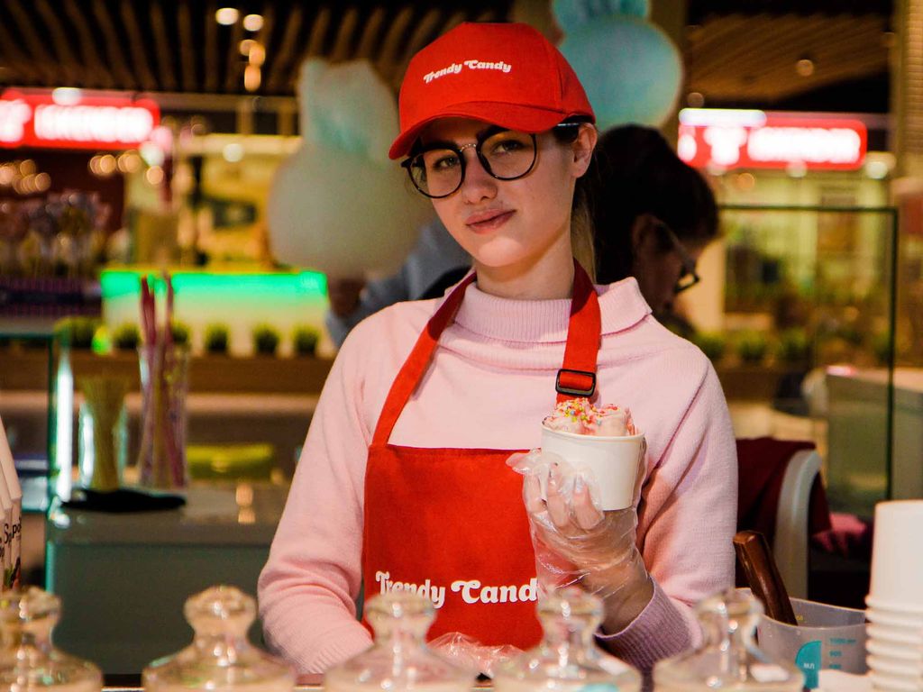 Сотрудник TrendyCandy за работой