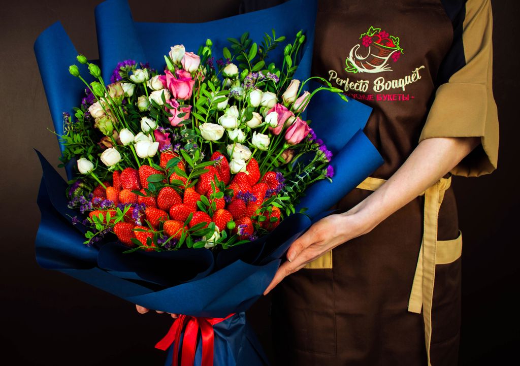 Букет с клубникой и цветами