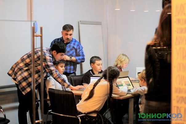 Главный методолог рассказал о принципах работы школ программирования для детей «ЮниорКод»