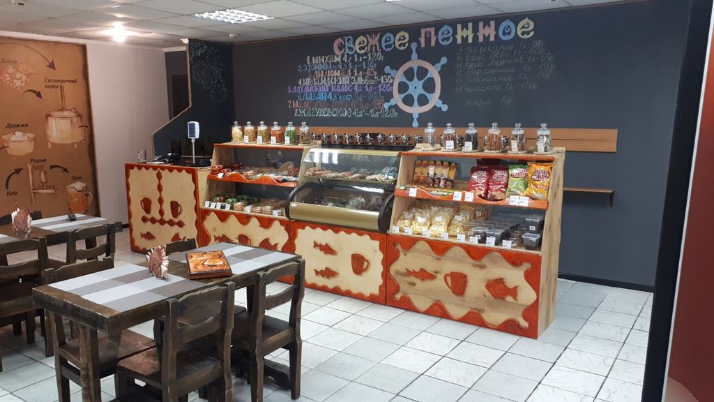 В магазине есть и столики для удобства покупателей