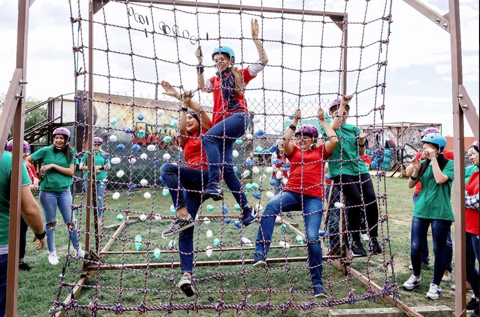 Дети проходят игру