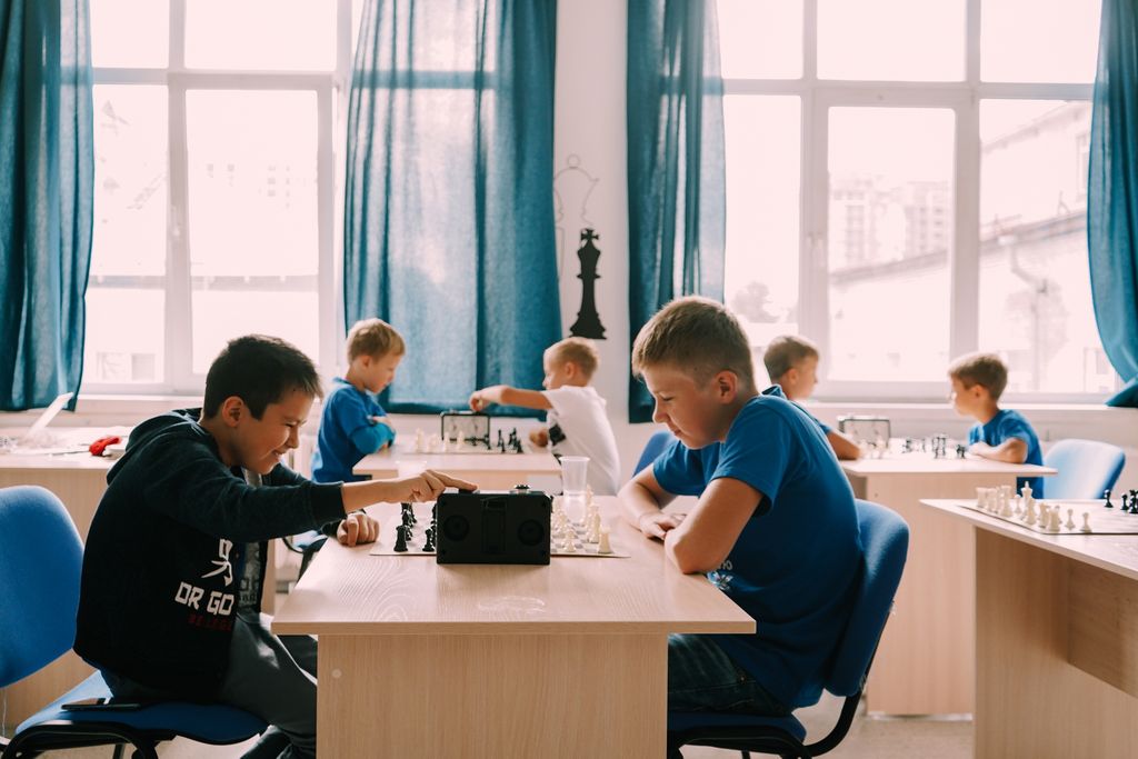 Дети учатся игре