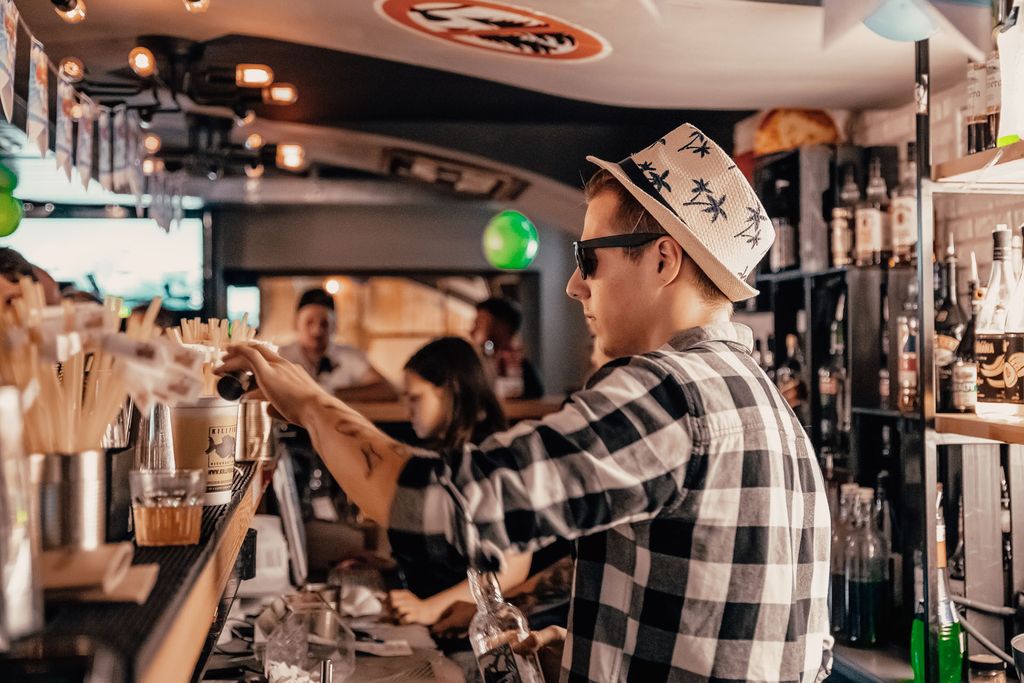 Бармены за работой