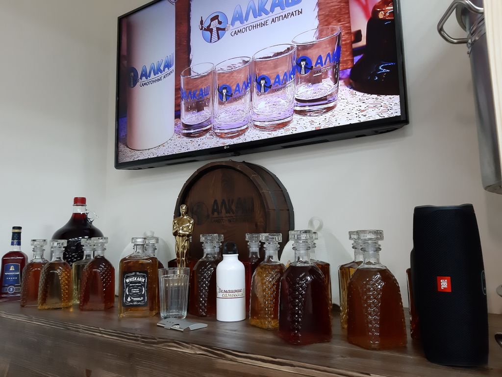 Каждый магазин оформлен демонстрационной стойкой со срезом дубовой бочки, будто вмурованной в стену, с выставленными образцами настоек на травах и ягодах, которые клиент может делать сам с помощью наших аппаратов. Обязательно присутствует плазменный телевизор, на котором показывают профессиональные ролики о компании и отзывы от клиентов из разных стран