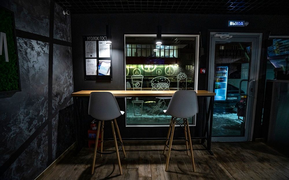 Кафе в стиле "Лофт", открытая кухня, игровые приставки и великолепная атмосфера