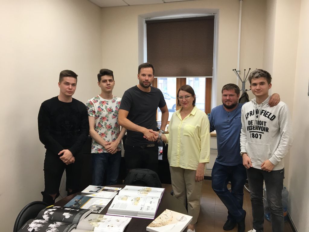 2018 год. Наш офис. Подписание договора с новым франчайзи