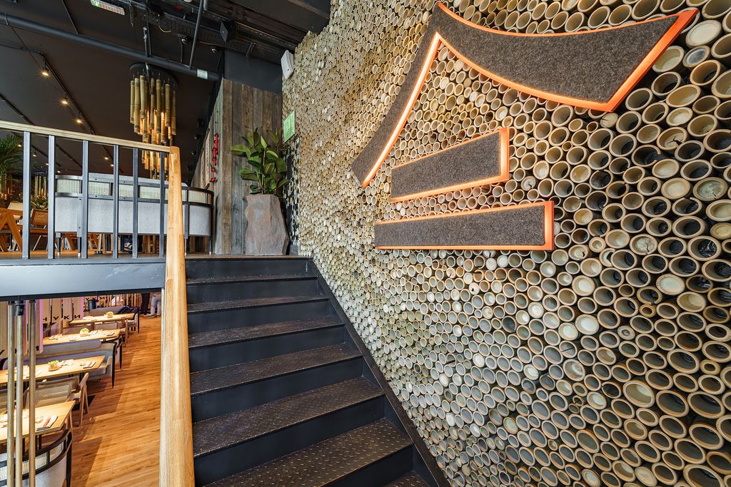 С нами вы откроете настоящий ресторан с комфортным залом и летней верандой