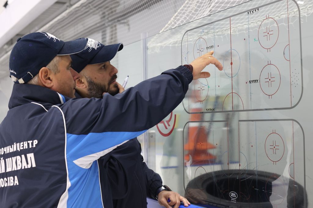 Опытный тренер в нашем бизнесе очень важен. Поэтому обучению мы посвящаем много времени