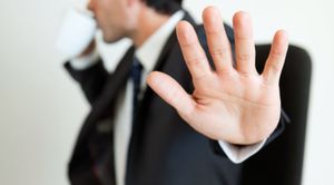 Что делать, если сотрудник отказывается от подписания приказа?